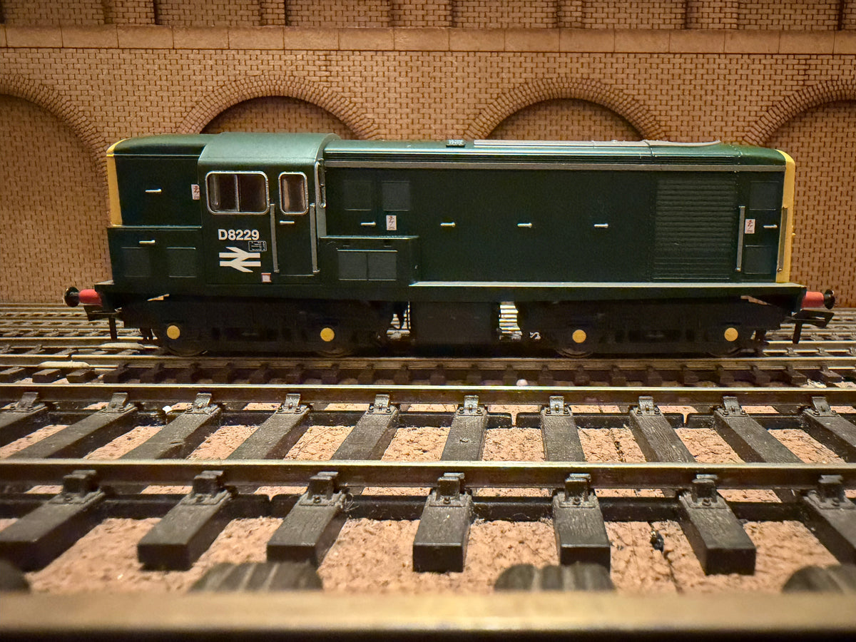 Heljan 1502 (OO) British Railways, British Thomson Houston Type 1 [Class 15] No.D8229 in BR Green with Full Yellow Ends and Double Arrow. DCC Ready 