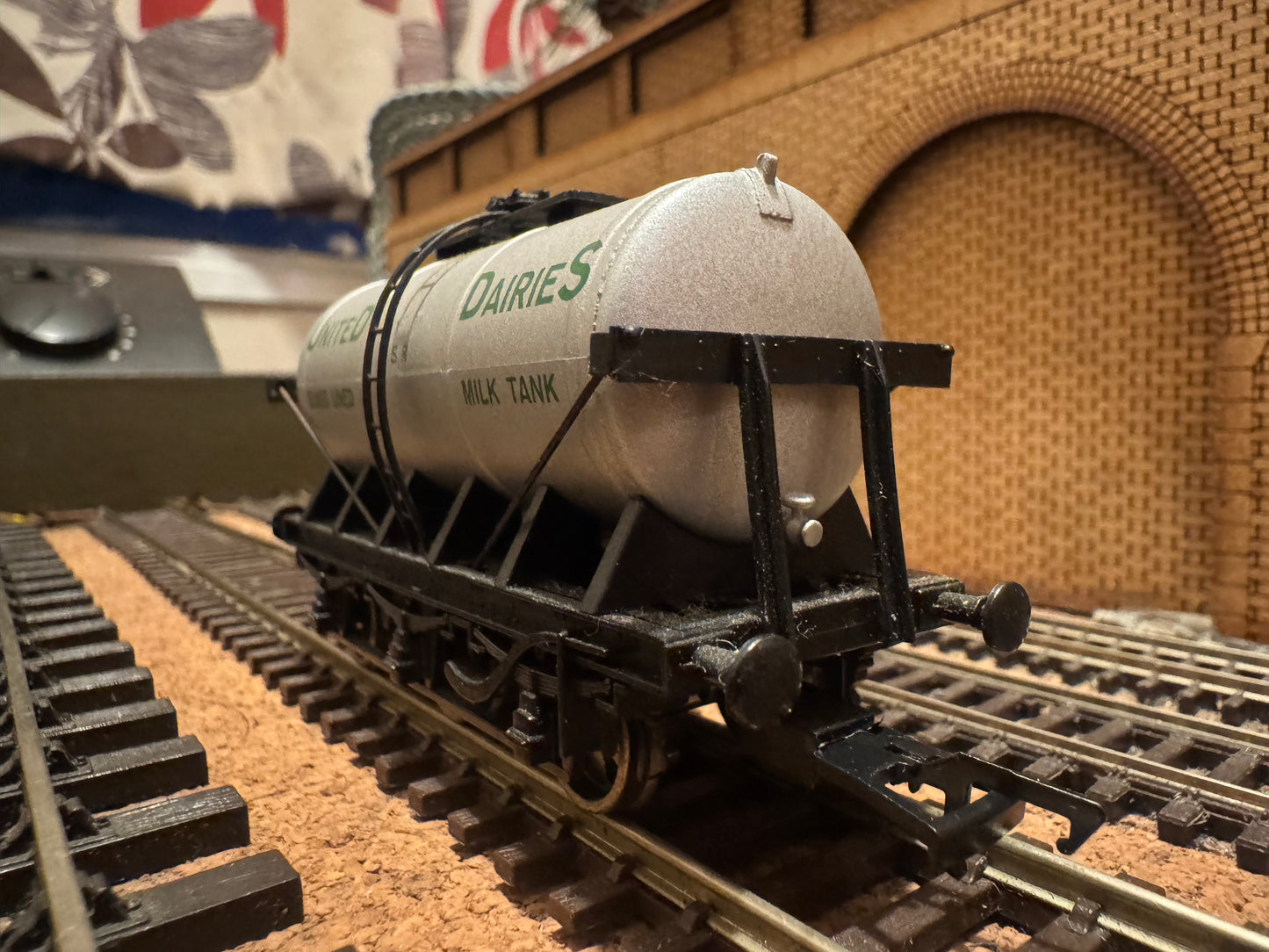 Dapol 4F-031-027 (OO) Southern Railway, 3000 Gallon, United Dairies Six Wheel Glass lined Milk Tank.