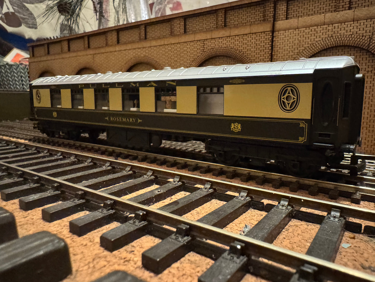 Hornby Railroad R4312 (OO) Pullman Class K, First Class Parlour Car in Pullman Car Company Livery 