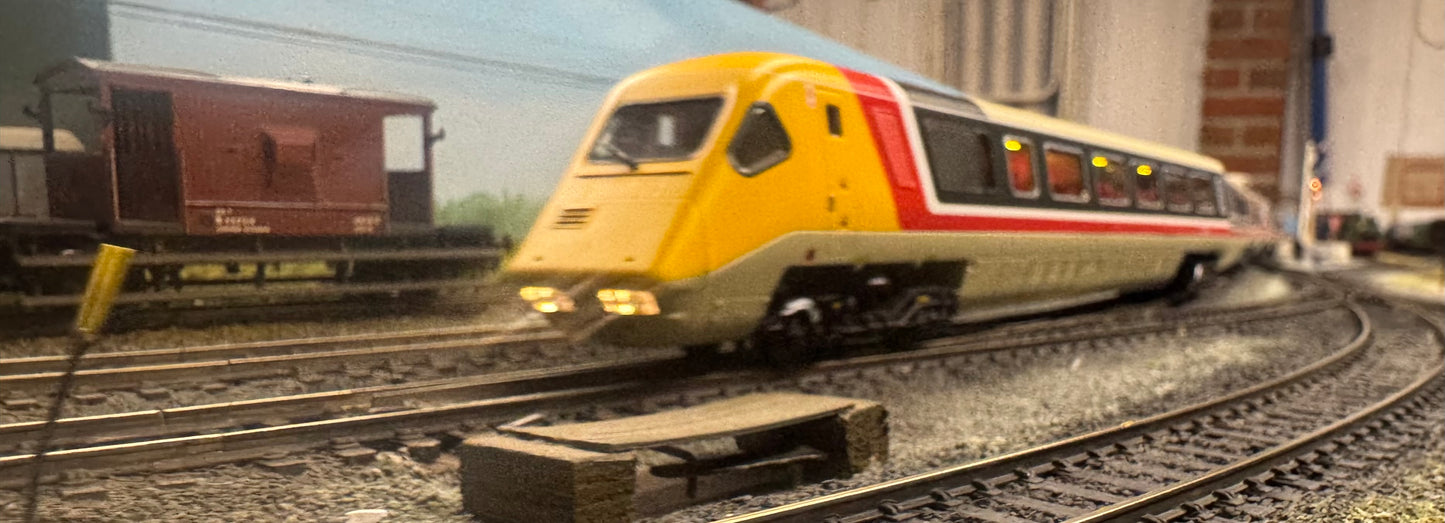 Hornby 30104 (OO) British Rail Class 370, Advanced Passenger Train No.370002 in BR Intercity livery, 5 car set. DCC Ready