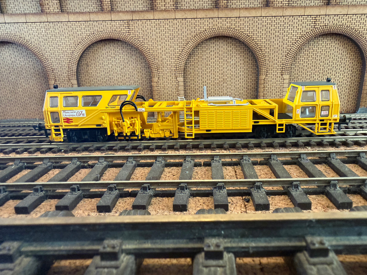 Bachmann 36-160 (OO) British Rail, Plasser Track Tamper Machine No.DX72307 (Non Motorised) in BR departmental yellow. 