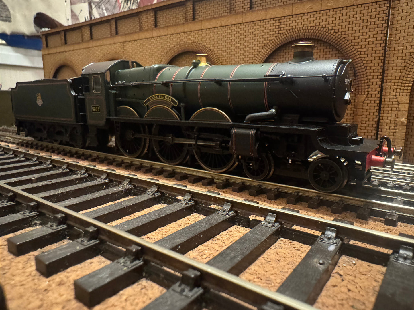 Hornby R2086 (OO) Ex GWR 4073 ‘Castle Class’ No.5053 “Earl Cairns” with Hawksworth 4000G Tender in British Railways Lined Maroon 