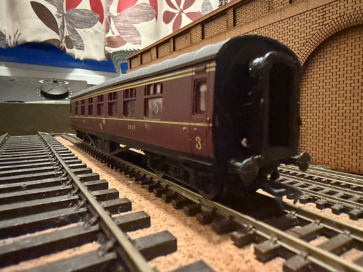 Dapol / Airfix 54202 (OO) London Midland & Scottish Railway, ‘Stanier’ 60ft Corridor Composite No.3935 in Lined Maroon 