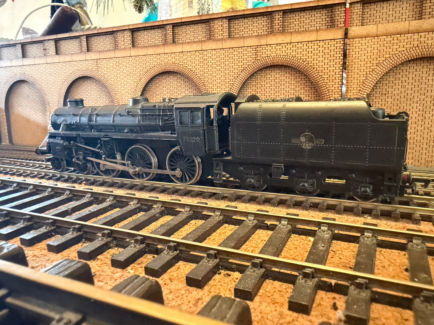 Bachmann 31-105 (OO) British Railways Standard Class 4MT 4-6-0 No.75020 with double chimney and BR1B Tender in Heavily Weathered BR Lined Black 