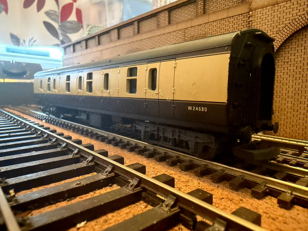 Lima L305345 (OO) British Railways MK1 Brake Gangwayed Full Brake in BR Western Region Chocolate and Cream