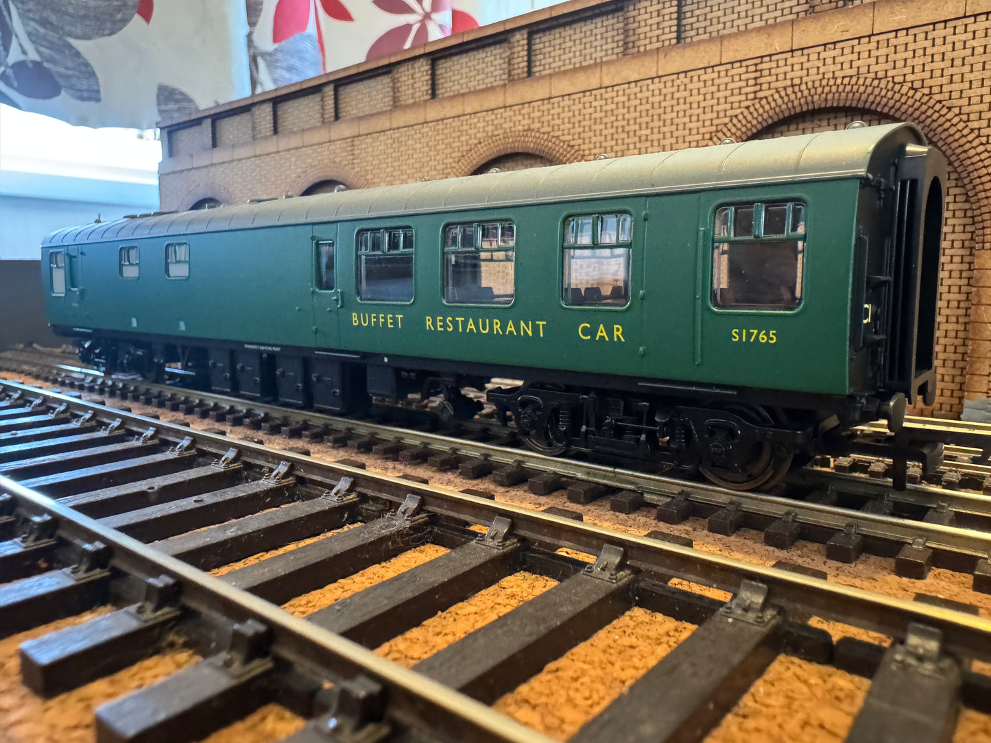 Hornby R4972 (OO) British Railways MK1 Restaurant Buffet No.S1765 in BR Southern Region Green 