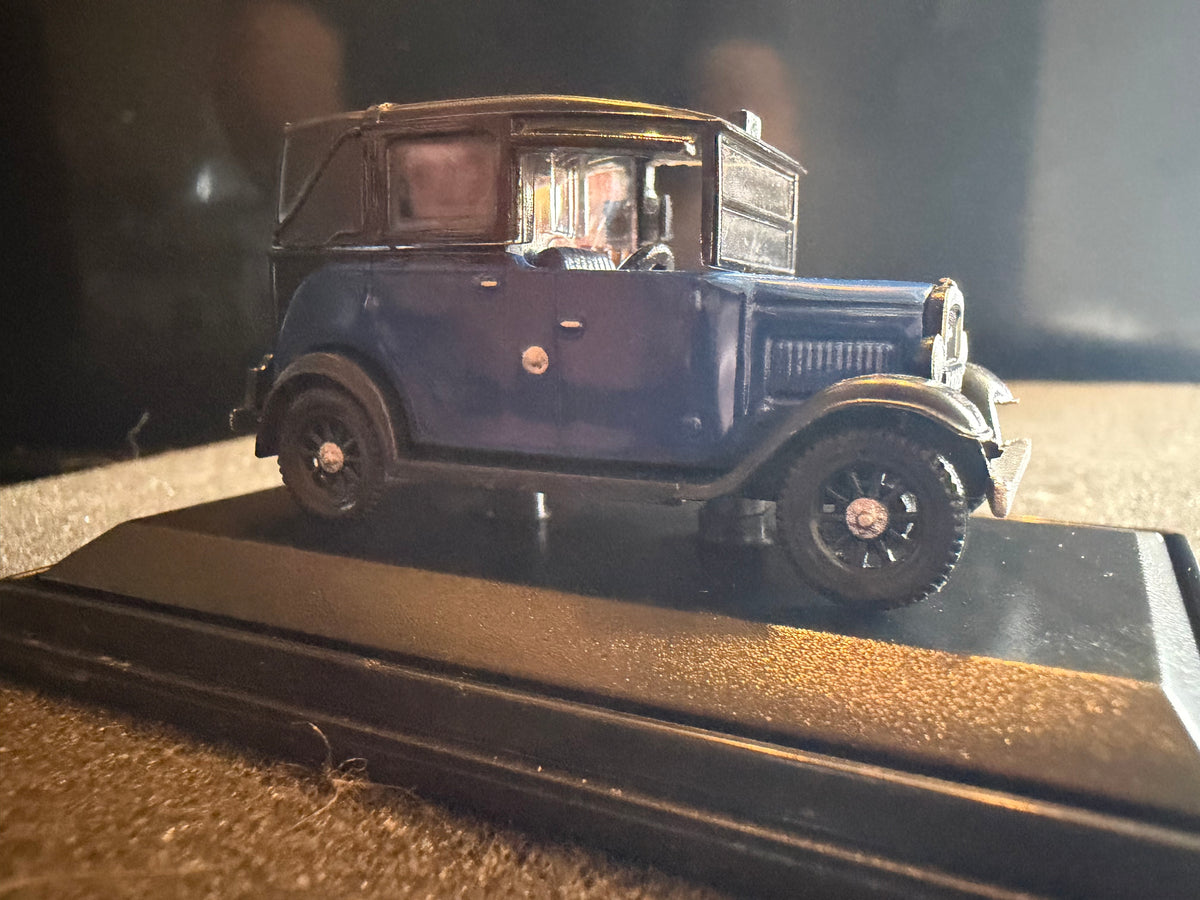 Oxford Diecast 76AT002 (1:76 / OO) Austin Taxi in Blue.