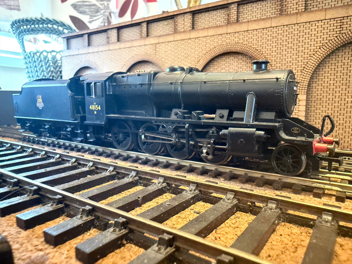 Hornby R2229 (OO) Ex LMS ‘Stanier’ 8F No.48154 in British Railways Unlined Black. (Shed Code 2F, Market Harborough Depot) DCC Ready 