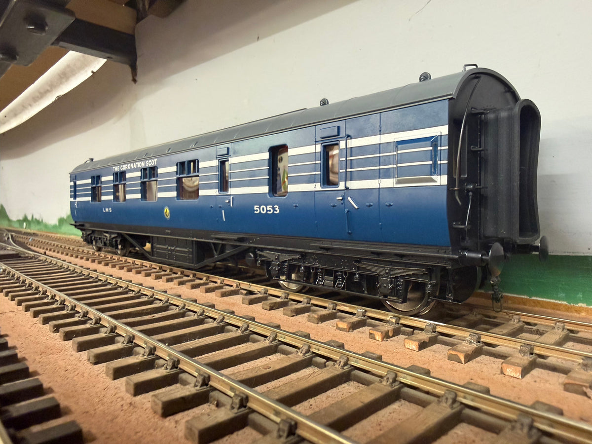 MTH 22-60056A (O Gauge) London Midland & Scottish Railway, ‘Stanier’ Corridor Brake First No.5053 in LMS Coronation Scot Livery 