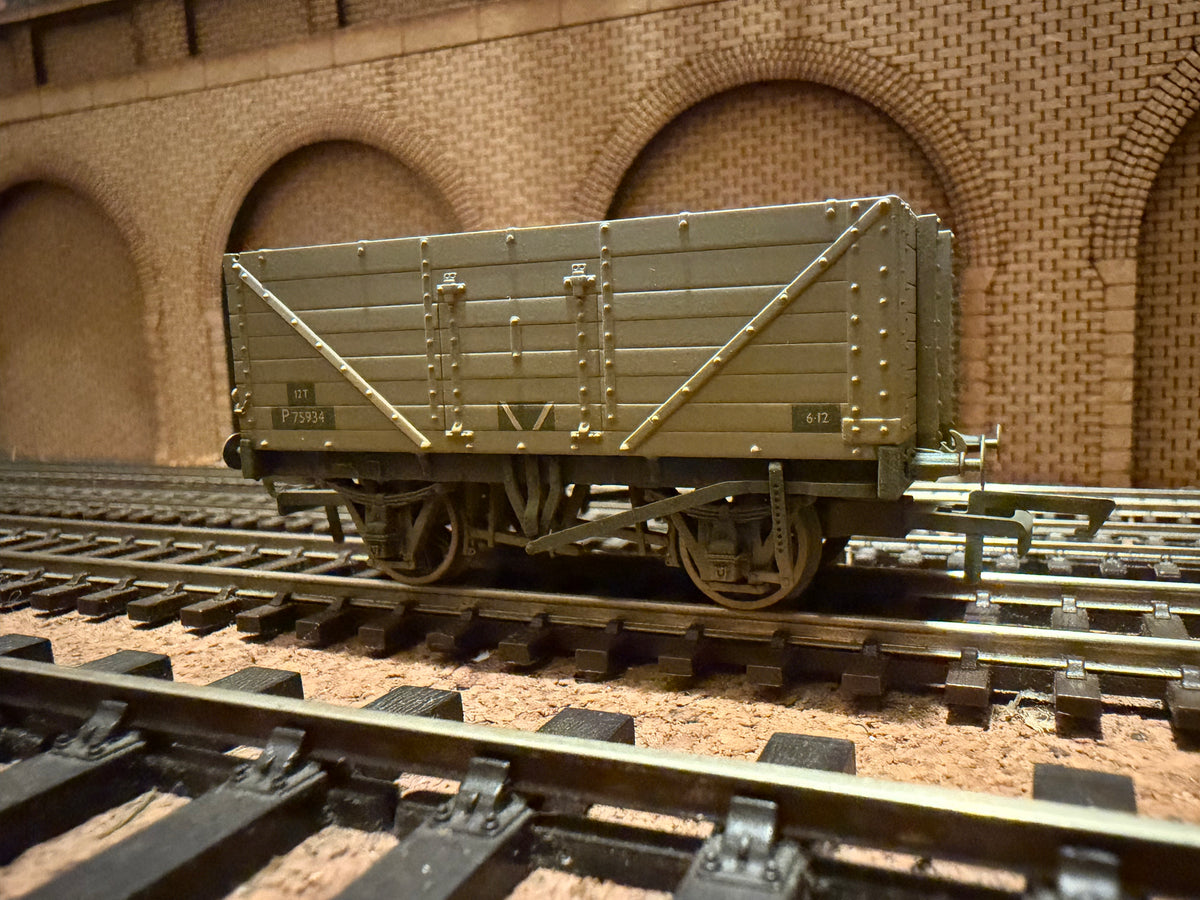Oxford Rail OR76MW7015 (OO) British Railways Seven Plank No.P75934 in Weathered BR Grey.