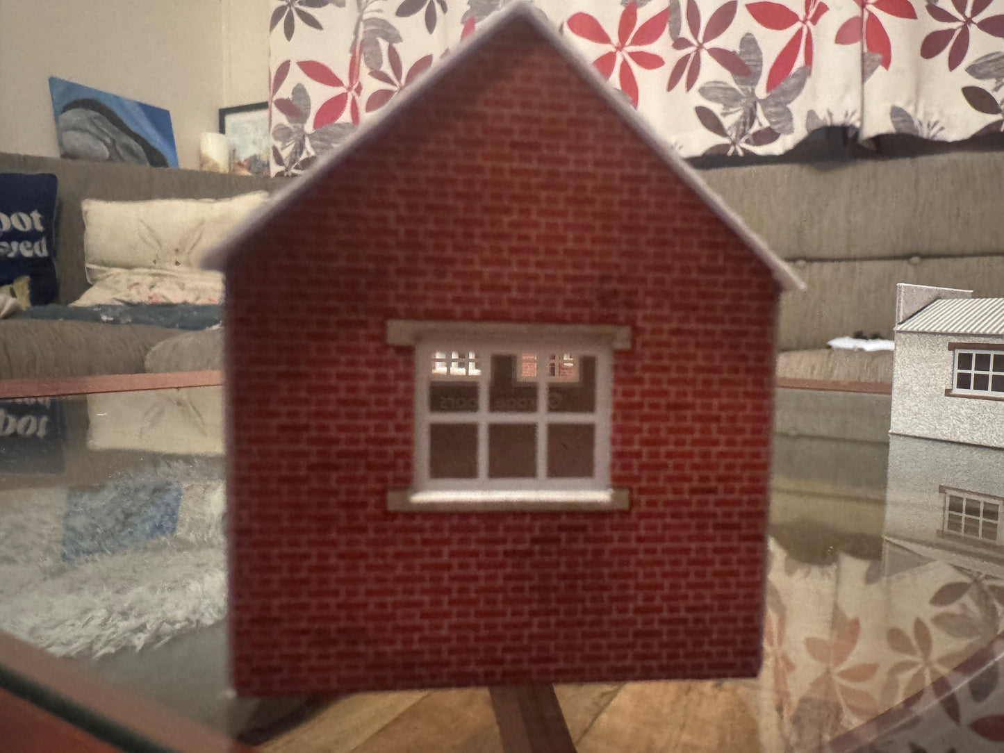 Metcalfe PO266 (OO / 1:76) 1930s Suburban Semi and Garages. Pre Made 