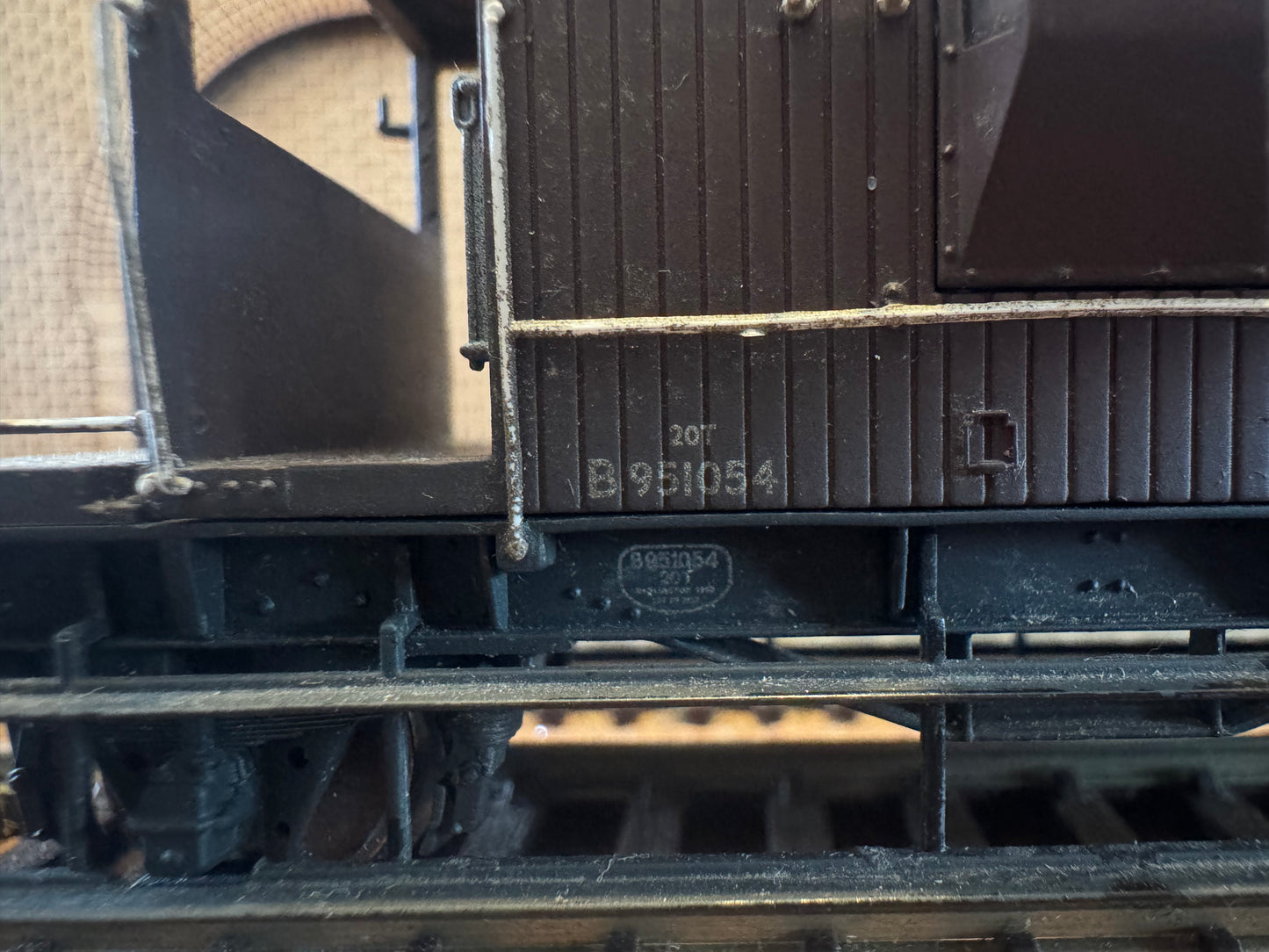Bachmann 37-531 (OO) British Railways 20T Brake Van No.B951054 in Weathered BR Bauxite Livery 