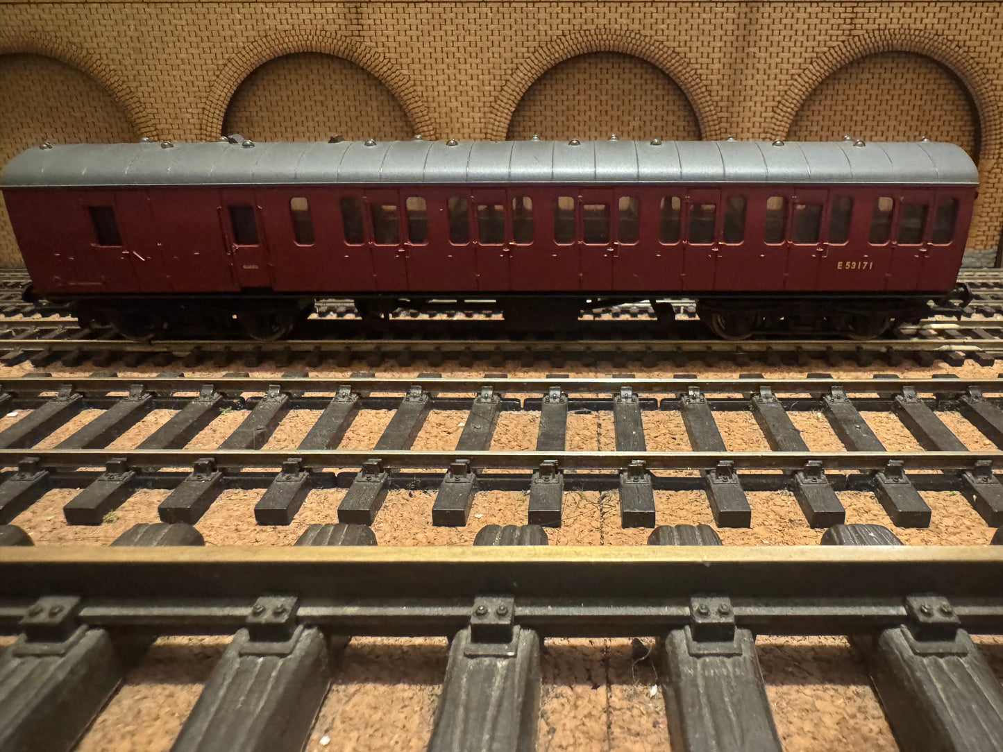 Bachmann 34-628A (OO) British Railways Mk1 57Ft Suburban Brake No.E53171 in BR Unlined Crimson.