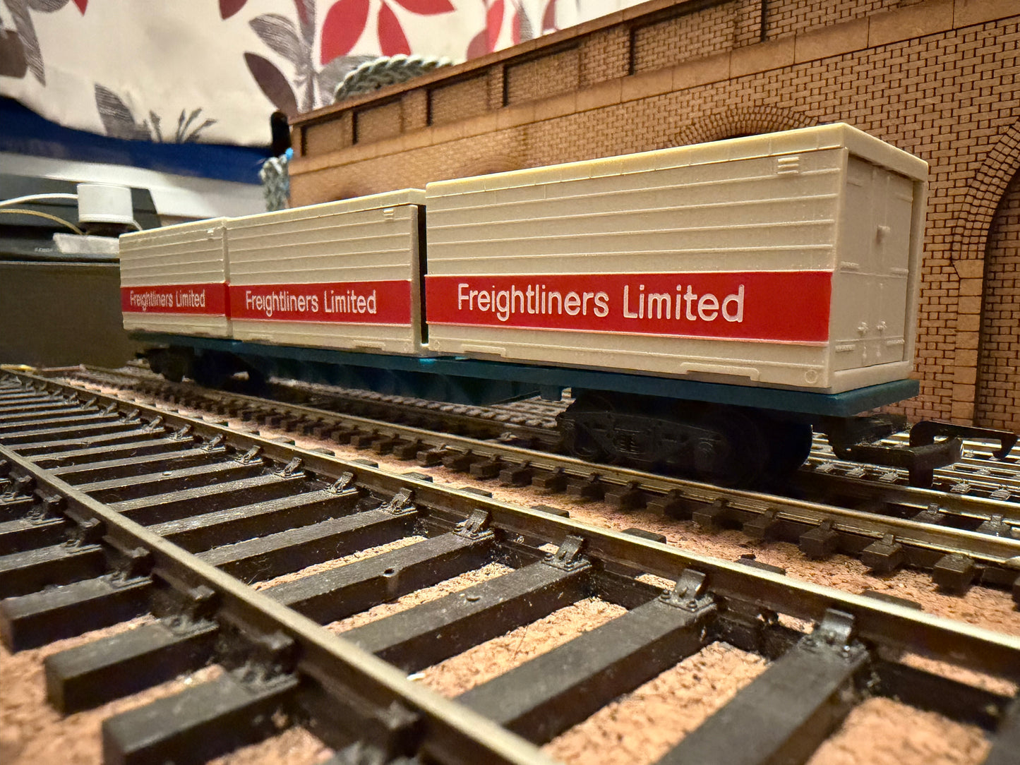 Hornby R633 (OO) British Rail, Freightliner Limited container wagon 