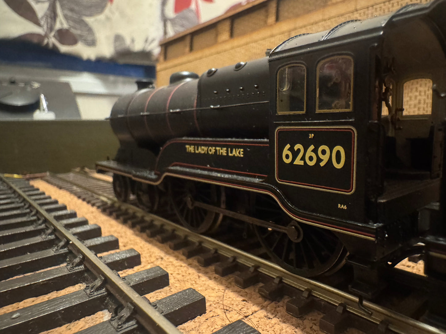 Bachmann 31-135 (OO) Ex LNER D11/2 ‘Scottish Director’ No.62690 “Lady Of The Lake” in British Railways Lined Black. (Shed Code 64B, St Rollox Depot) DCC Ready 