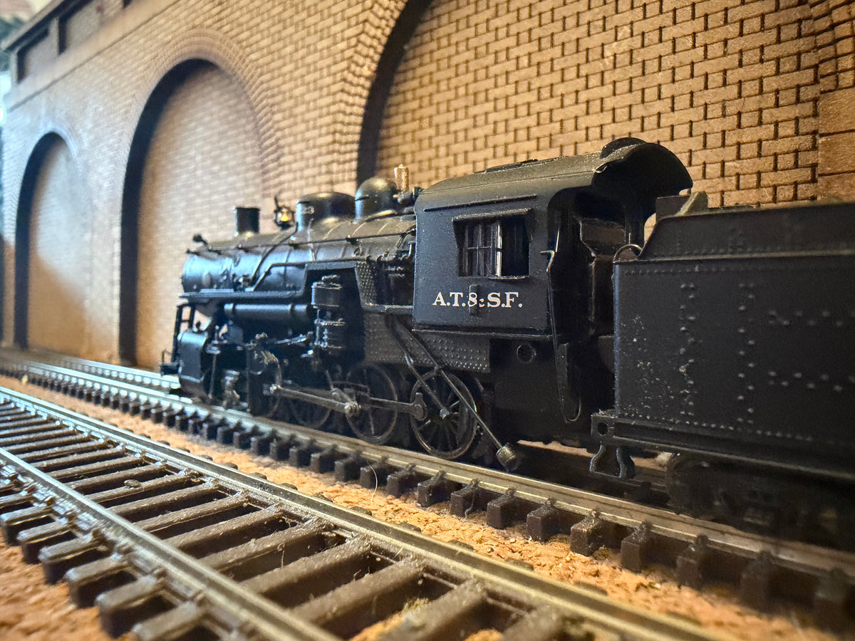 Bachmann Spectrum 81505 (N Scale) Baldwin 2-8-0 Consolidation No.2523 with medium tender in Atchison, Topeka and Santa Fe Railway Livery. DCC Ready 