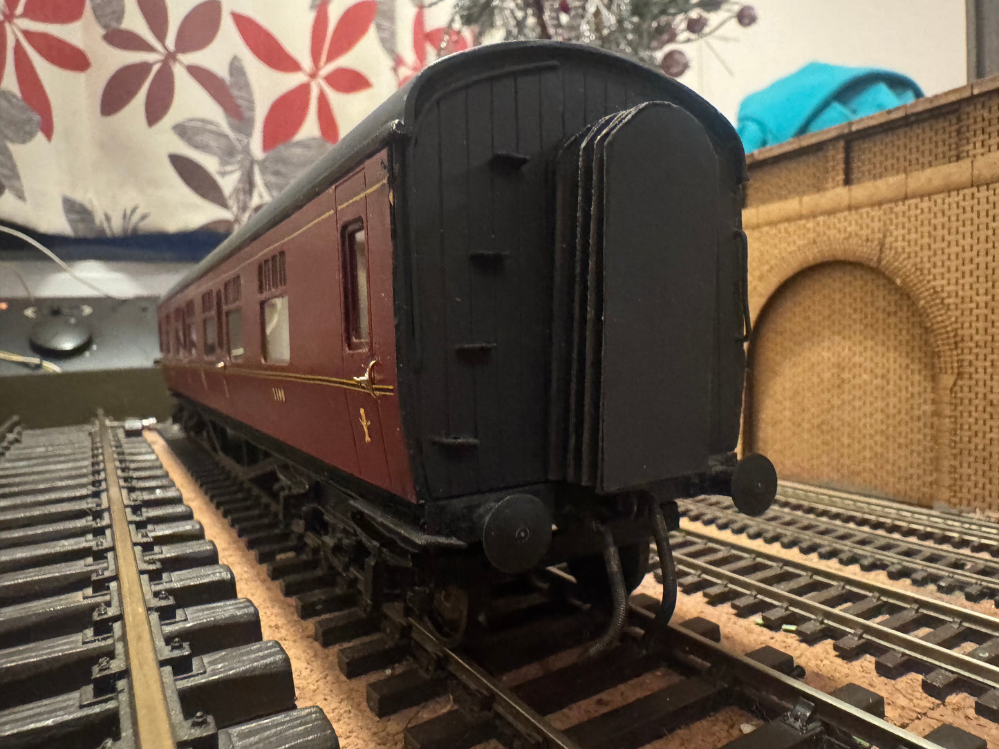 Exley (O Gauge) London Midland & Scottish ‘Stanier’ 57ft Corridor First No.1190 in LMS Maroon 