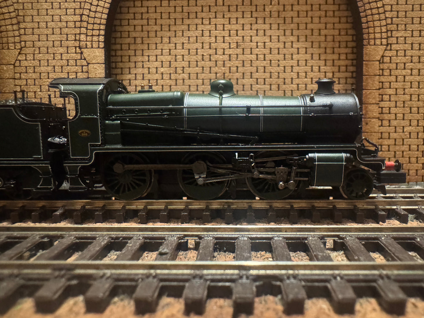 Graham Farish 372-930 Southern Railway N Class ‘Mongolipers’ No.A868 in Early Southern Olive Green. DCC Ready 