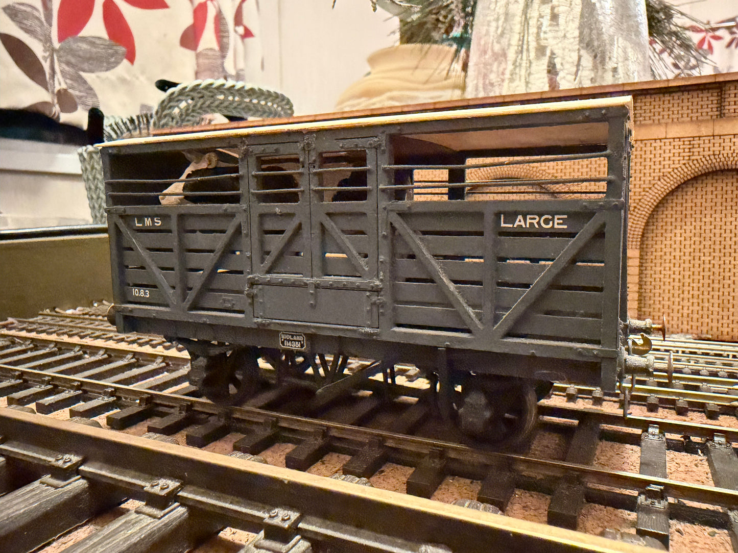 Slater’s 7031 (O Gauge) Ex MR ‘Large’ 10T Cattle Wagon No.114351 in London Midland & Scottish Railway Grey, with Bull (unfinished) 