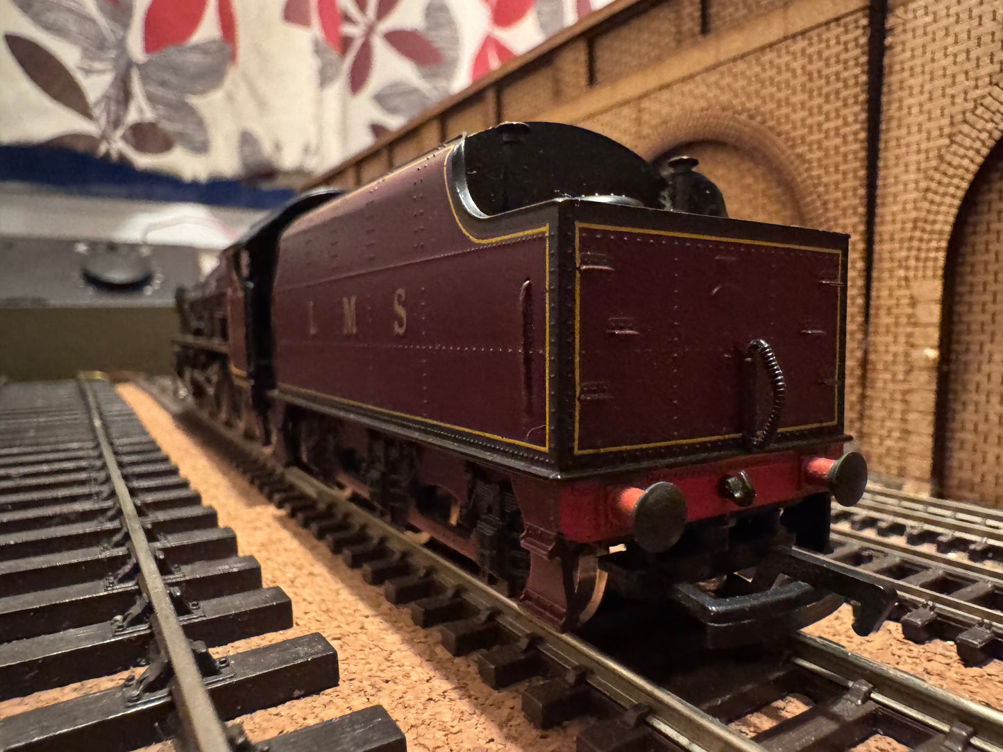 Mainline 37-080 (OO) Ex London Midland & Scottish Railway 6P ‘Royal Scot’ No.6100 “Royal Scot” in as preserved LMS Crimson Lake Livery, with Bell. 9V Sound fitted. 