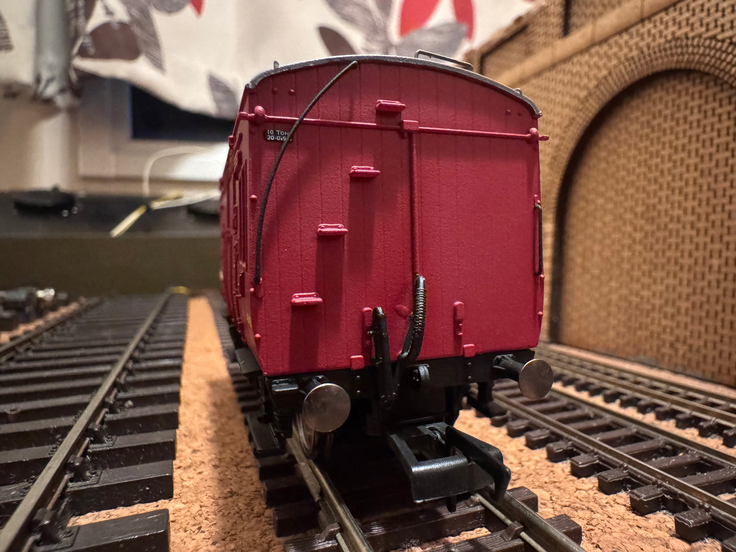 Hornby R6678A (OO) London Midland & Scottish Railway, Horse and Groom Box, No.42409 in LMS Crimson 