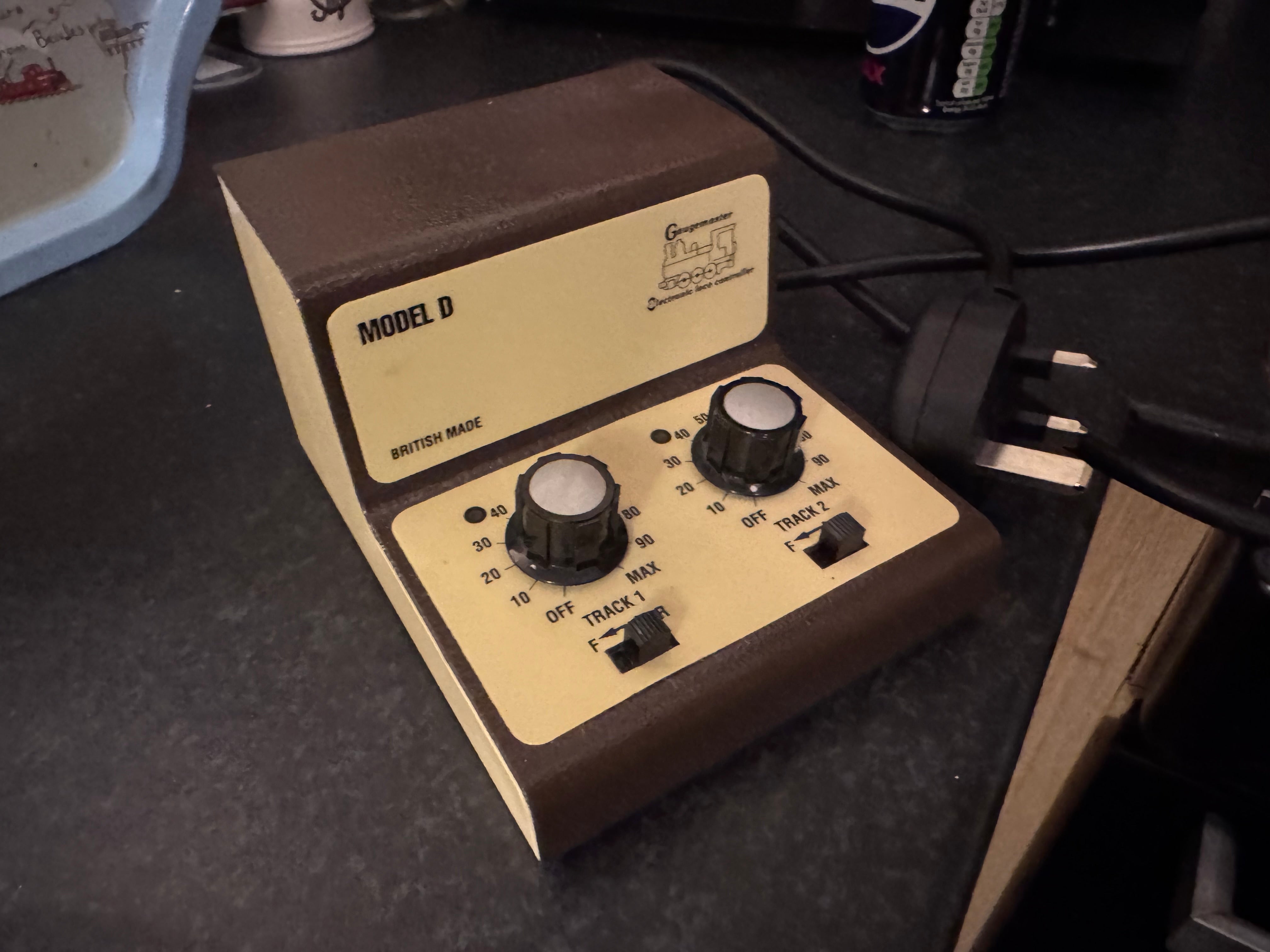 Gaugemaster (N to OO) Model D, 12v DC Twin Controller and Powered Outl ...