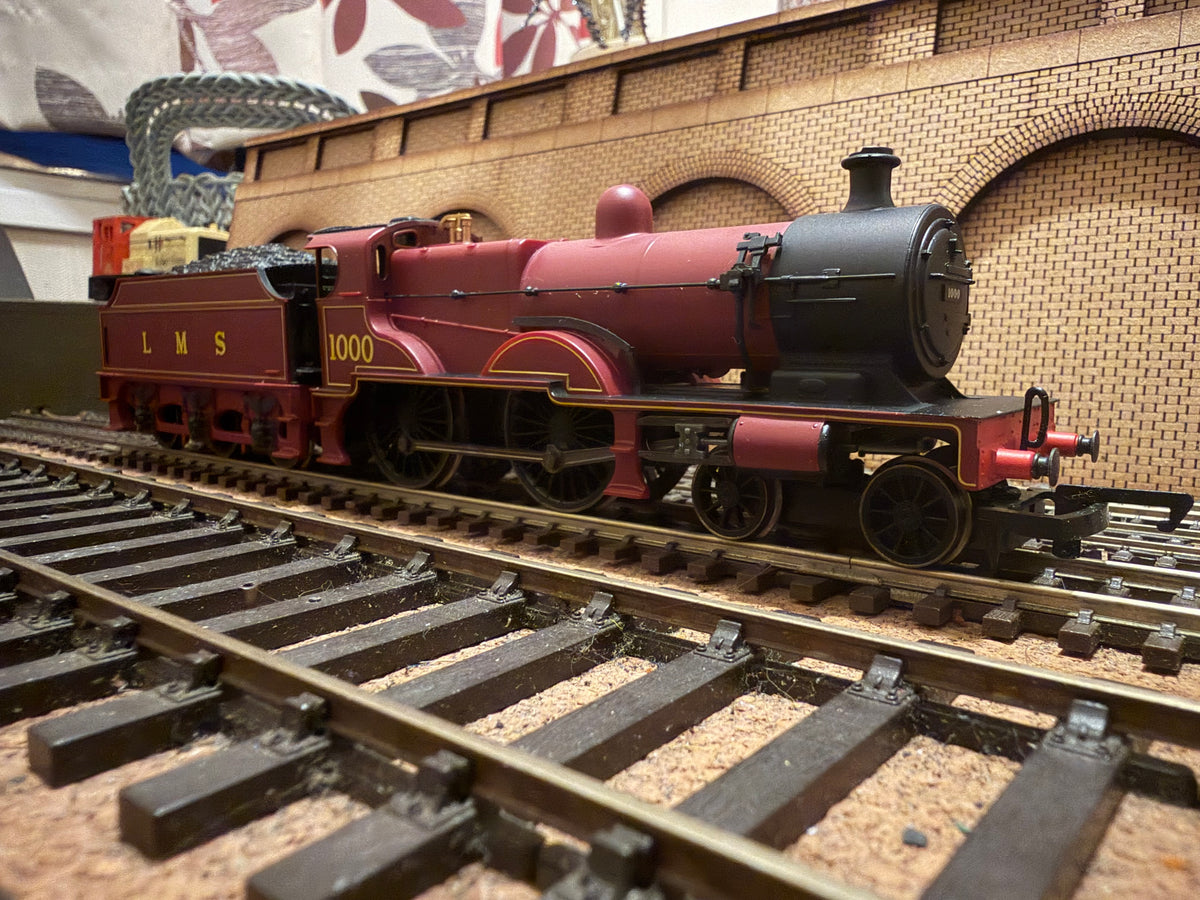 Hornby Railroad R3063 (OO) Ex MR 1000 Class ‘Midland Compound’ No.1000 in London Midland & Scottish Crimson Lake. DCC Ready