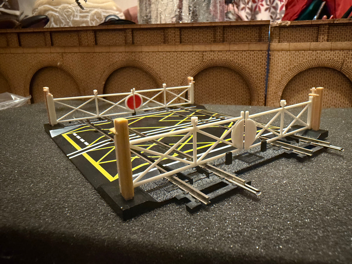 Hornby R636 (OO) Hornby R636 (OO) Double Track Level Crossing with Manual Gates 