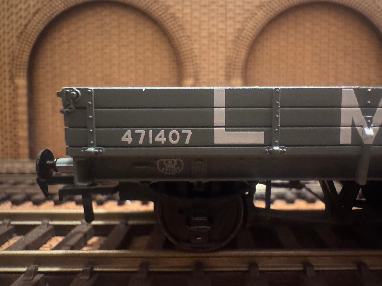 Bachmann 37-937 (OO) London Midland & Scottish Railway, Three Plank Open Wagon No.471407 in LMS Grey with covered tractor load 