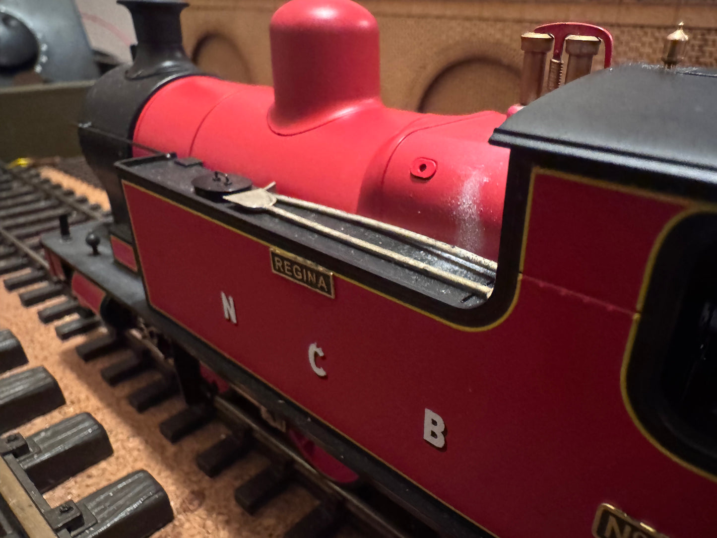 Minerva Model Railways 09531 (O Gauge) Kerr Stuart ‘Victory Class’ No.2 “Regina” in Light Weathered Lined Red with National Coal Board lettering. DCC Fitted 