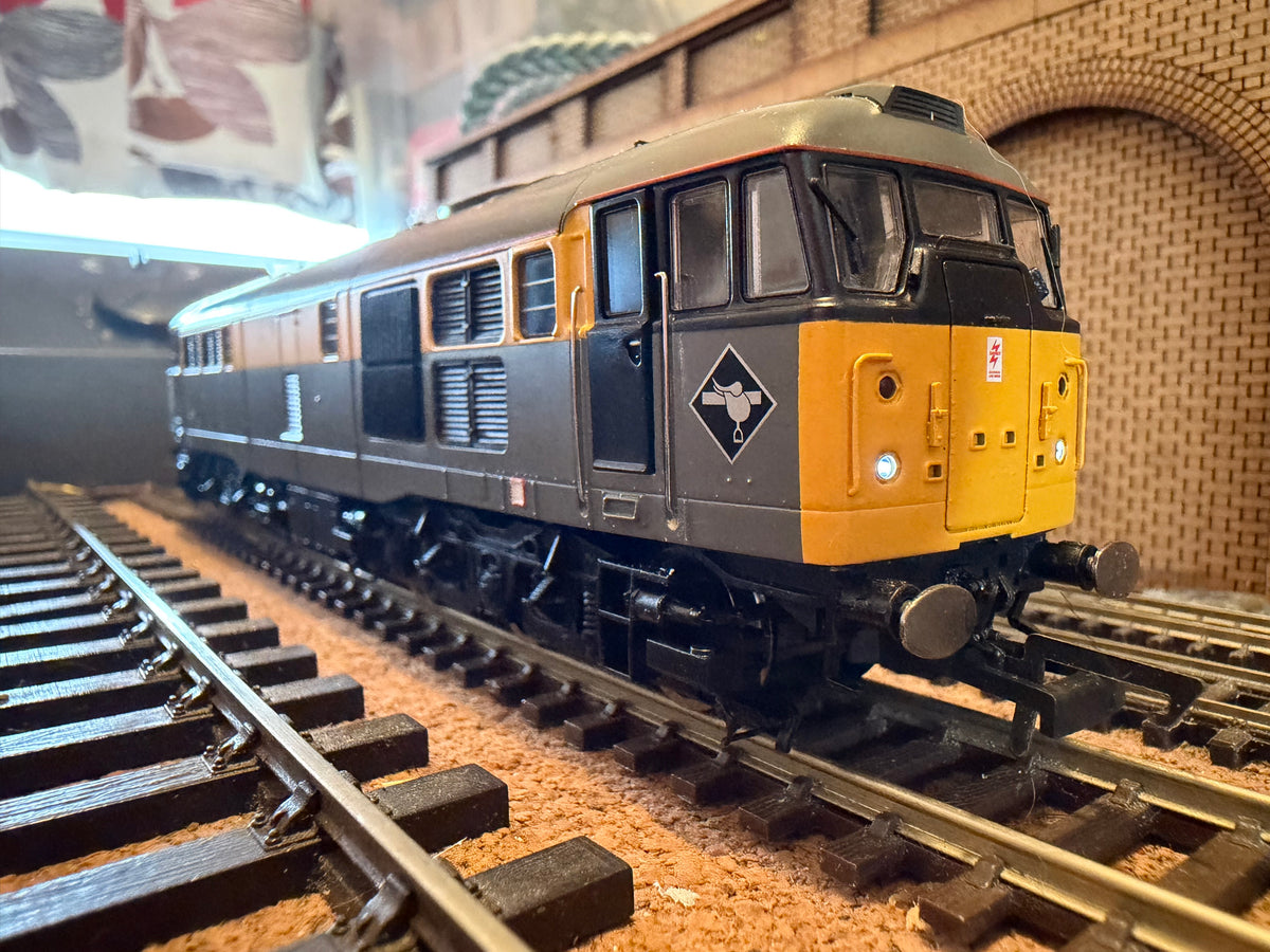 Hornby R2421 (OO) British Railways, Class 31/1 ‘Skinhead’ No.31110 in British Rail Civil Engineers ‘Dutch’ Grey and Yellow. DCC Ready 