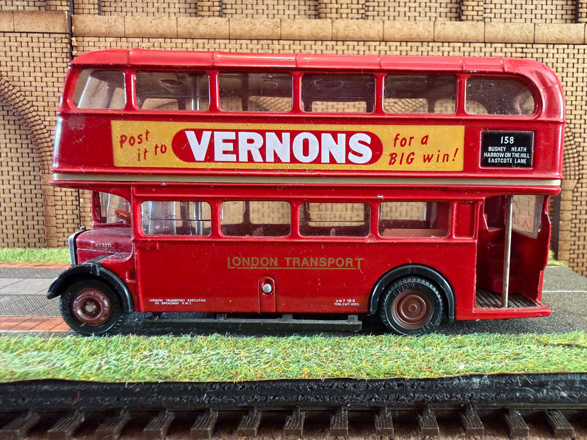 EFE 16404 (1:76 / OO) A.E.C Regent III RT, in London Transport Livery, Fleet No.RT3271 