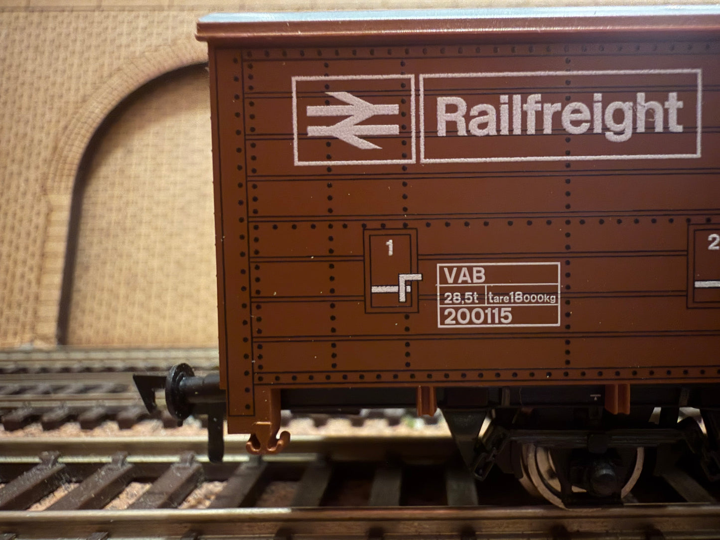 Gaugemaster / Piko 72208 (HO / OO) Track Cleaning Wagon. 