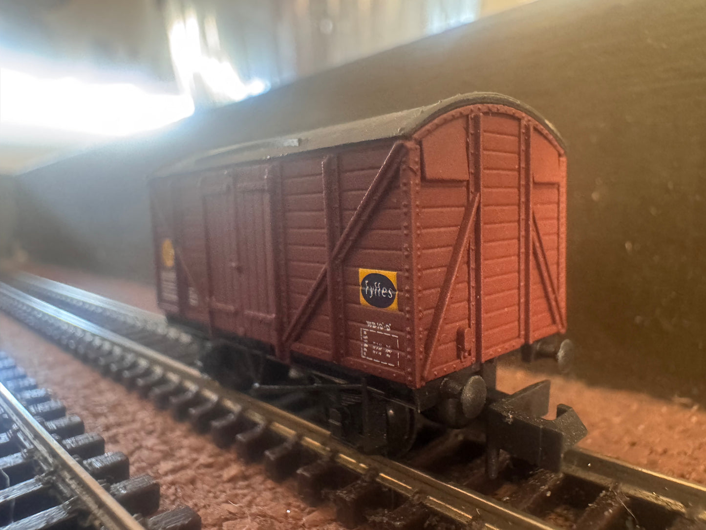 Peco NR-50A (N Gauge) British Railways Ventilated Fyffes Banana Van No.B881061 in BR Bauxite 