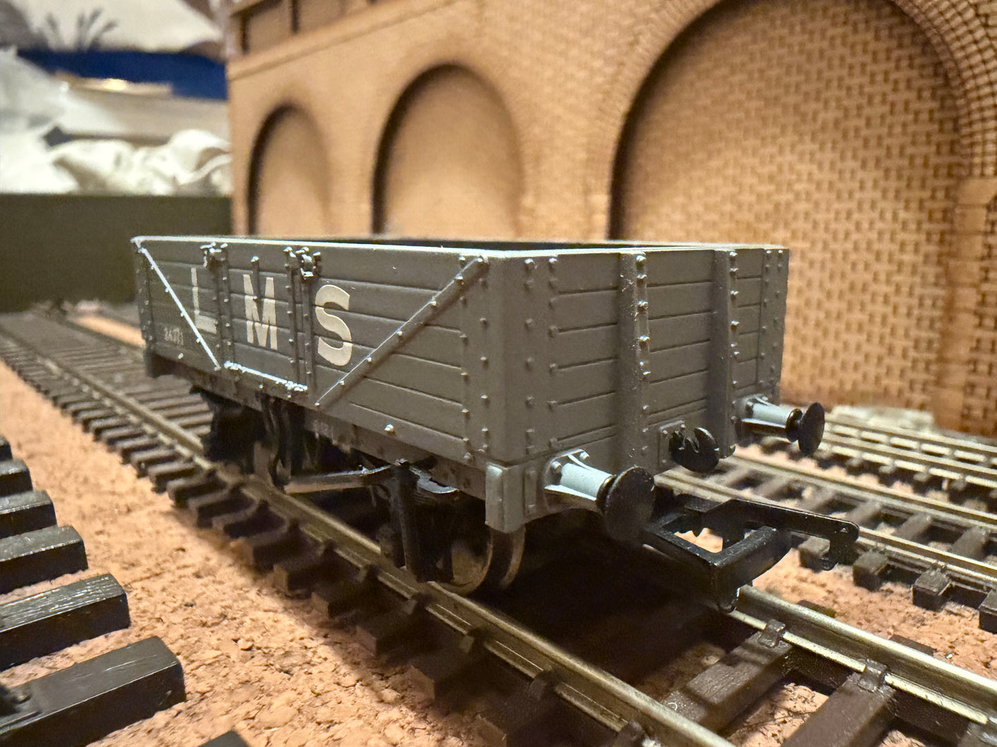 Bachmann 37-070 (OO) London Midland & Scottish Railway, Five Plank Wagon No.24371
