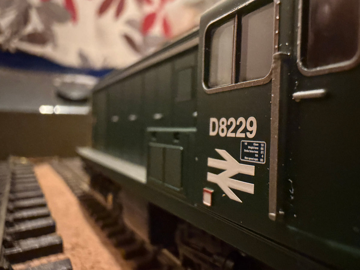 Heljan 1502 (OO) British Railways, British Thomson Houston Type 1 [Class 15] No.D8229 in BR Green with Full Yellow Ends and Double Arrow. DCC Ready 