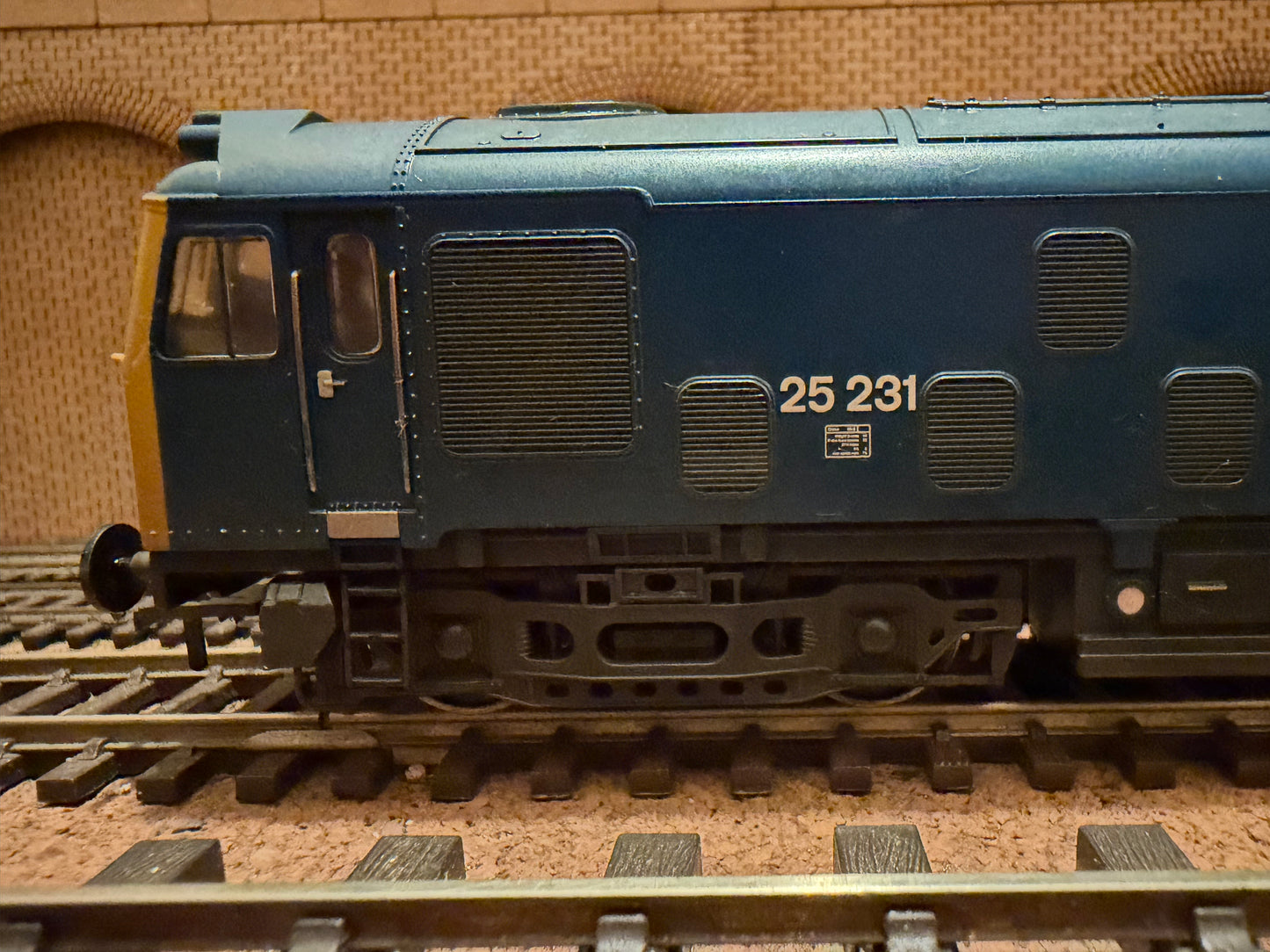 Bachmann 32-329 (OO) British Railways, Class 25/2 No.25231 in lightly weathered British Rail Blue. DCC Ready 