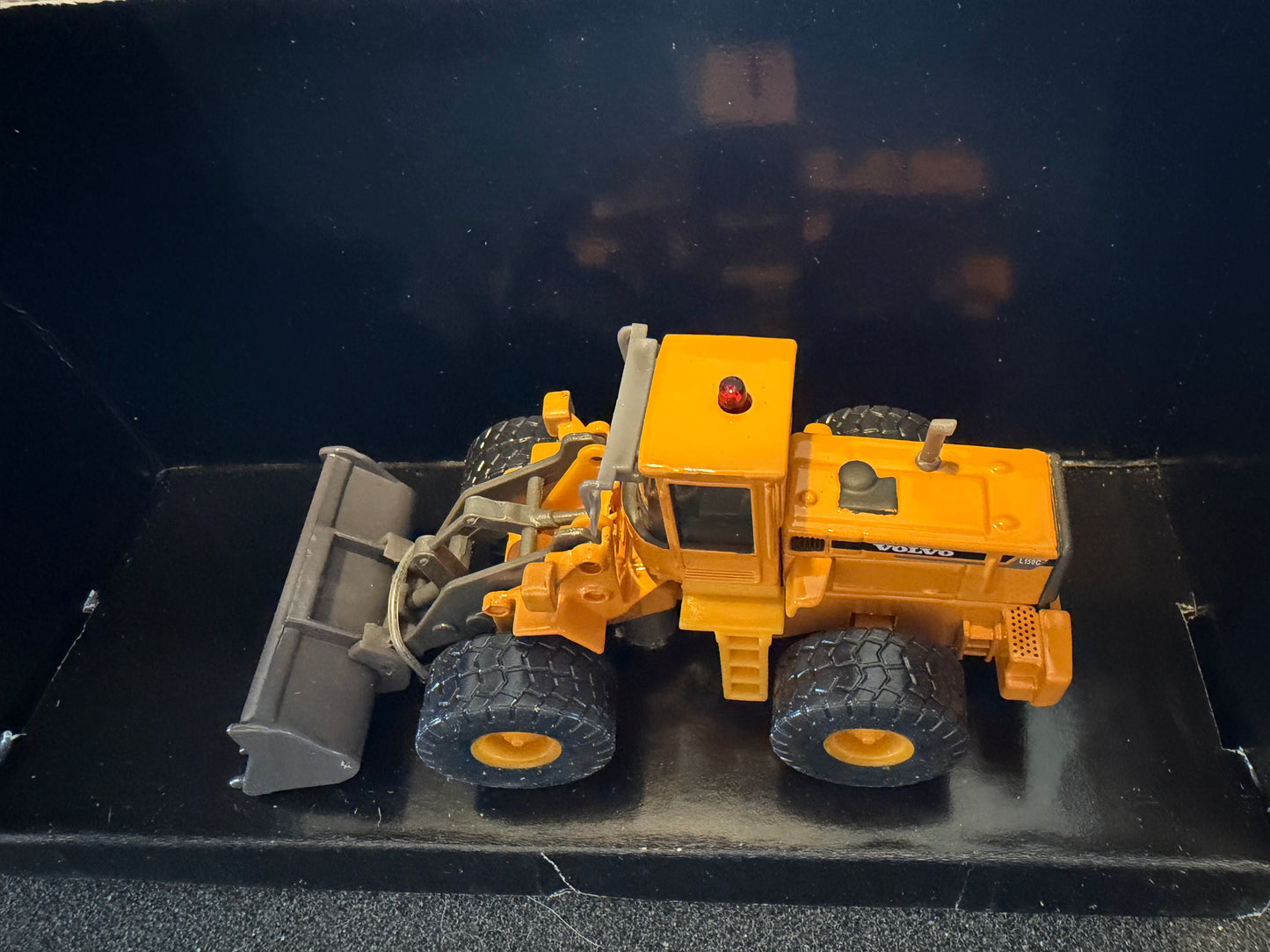 Hobby Works / Volvo (1:87 / HO) Volvo L150C Bulldozer.