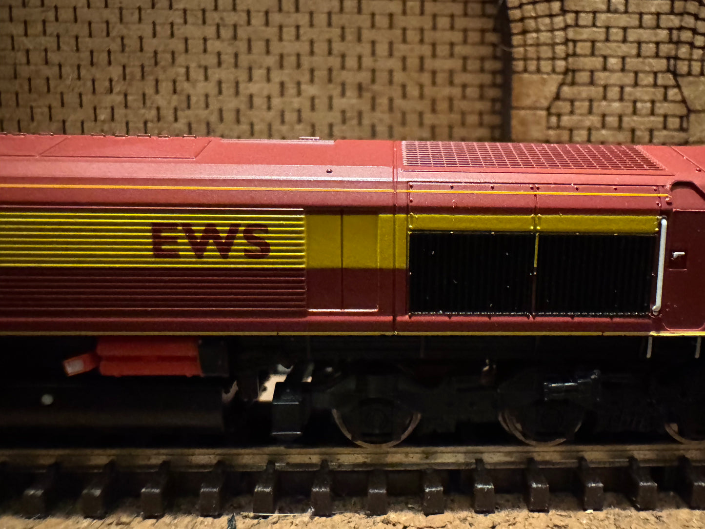 Dapol 2D-005-006 (N Gauge) Ex National Power, Class 59/2 No.59201 “Vale of York” in English Welsh & Scottish, Red and Gold. DCC Ready
