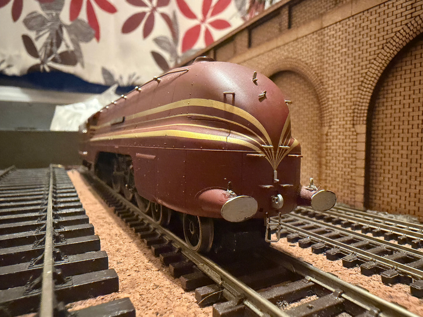 Hornby R2179 (OO) London Midland & Scottish Railway, Stanier 7P Streamlined ‘Princess Coronation’ No.6225 “Duchess of Gloucester” in LMS Crimson Lake & Gold Stripes