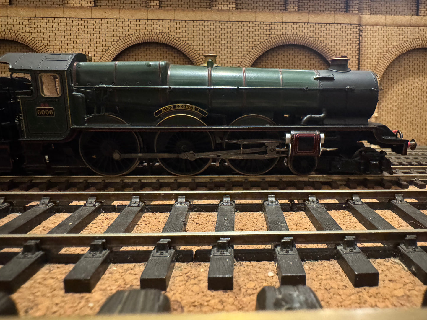Hornby R2544 (OO) Great Western Railway 60xx ‘King Class’ No.6006 “King George I” in GWR Pre-war Shirt Button Livery. DCC Ready 