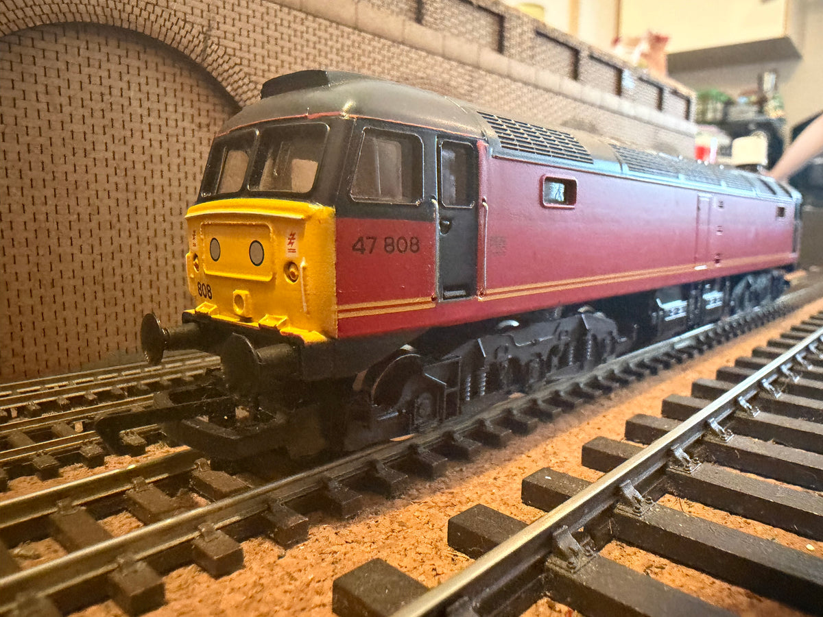 Hornby R717 (OO) British Railways Class 47/8 in British Rail Express Parcel (Royal Mail) Livery 