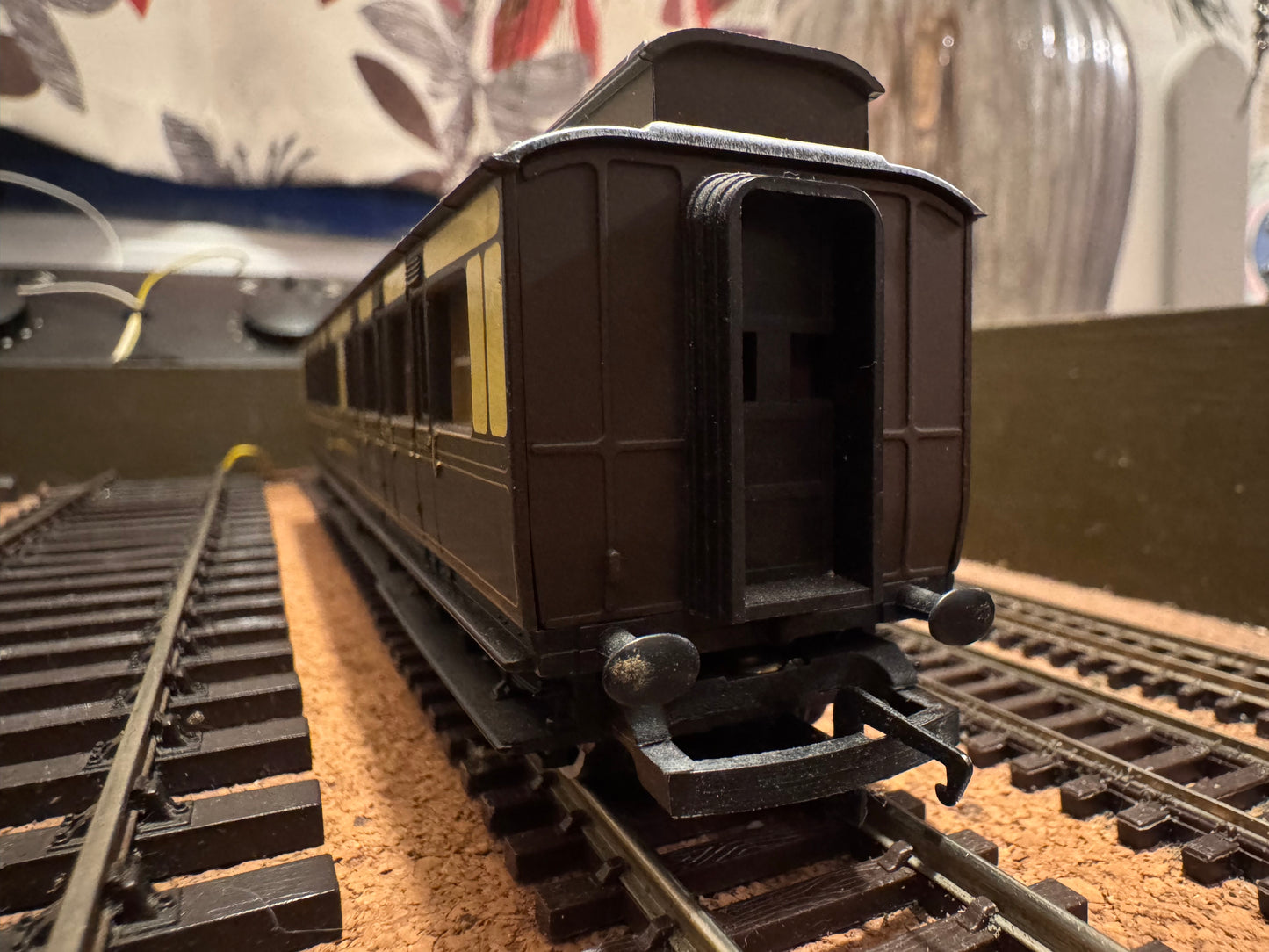 Hornby R.122 (OO) Great Western Railway ‘Dean’ Clerestory Composite Coach, in GWR 1880 - 1908 Chocolate & Cream with Gold Lining 