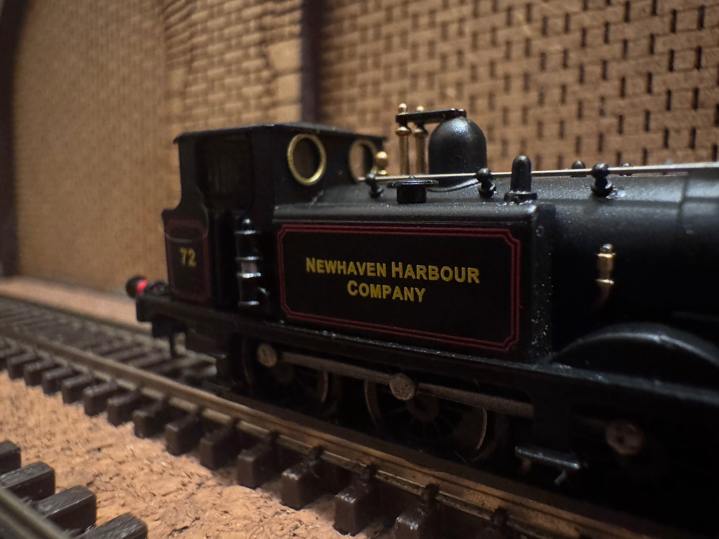 Dapol 2S-012-016 (N Gauge) Ex LBSCR A1X ‘Terrier’ No.72 [Fenchurch] in Newhaven Harbour Company Lined Black 
