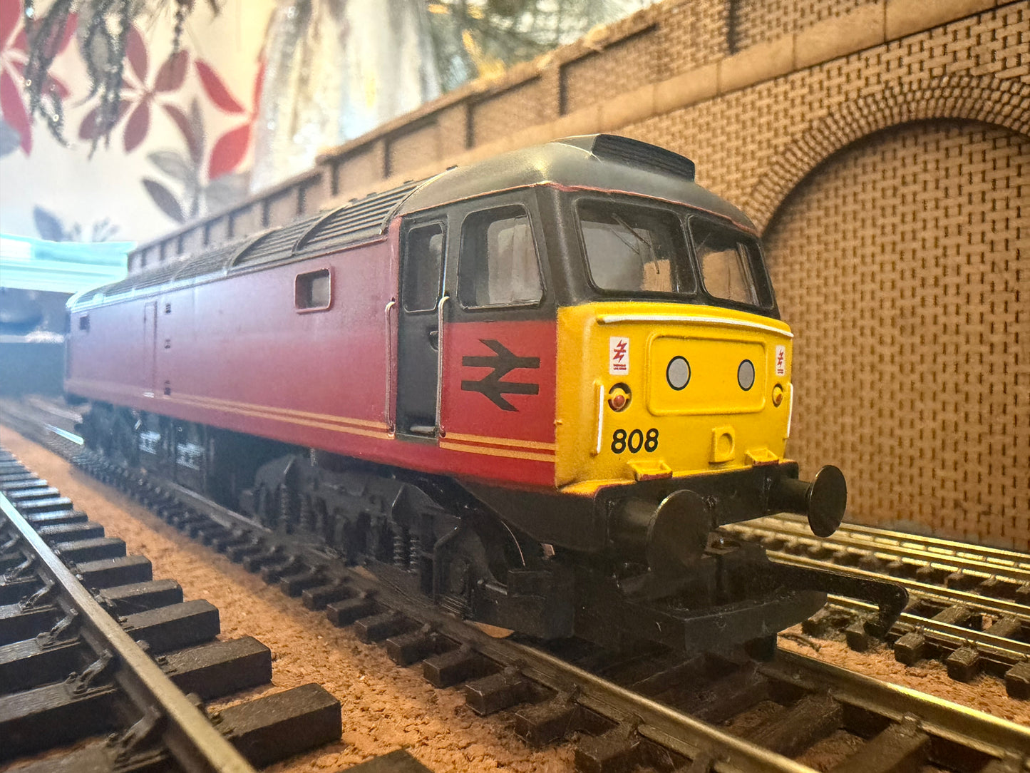 Hornby R717 (OO) British Railways Class 47/8 in British Rail Express Parcel (Royal Mail) Livery 