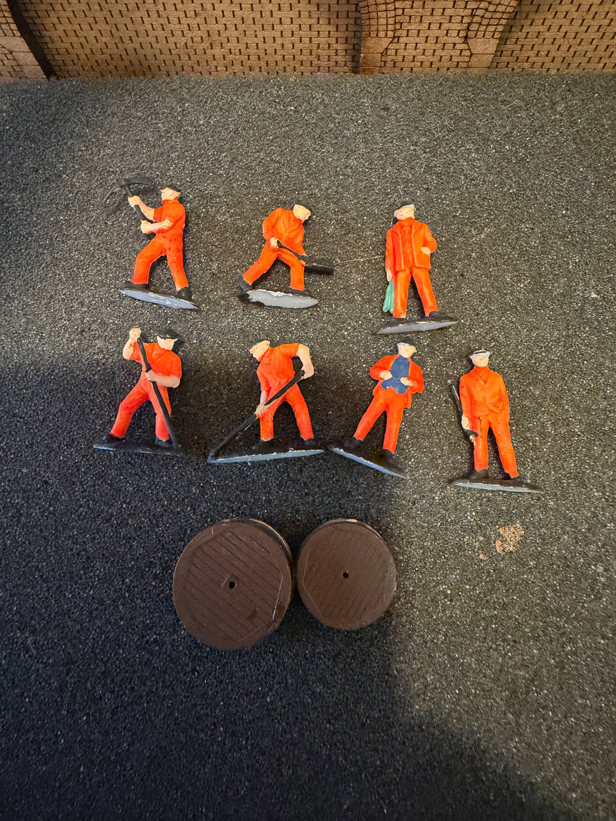 Dapol C002 (OO) British Rail Seven Man P-way Gang and Drums