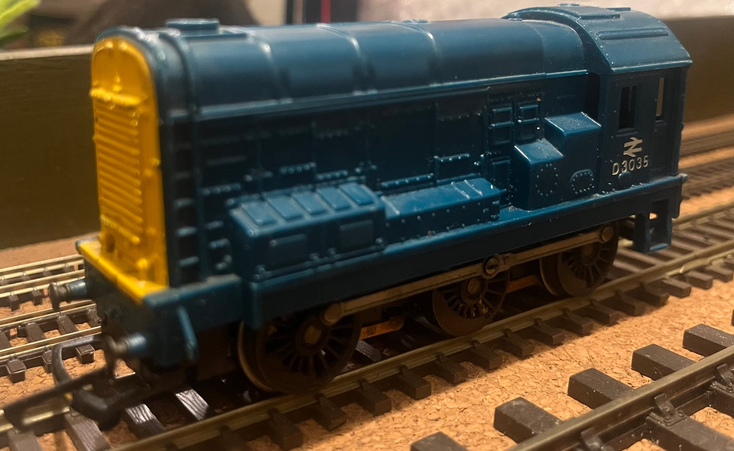 Hornby (OO) British Railways 08, No.D3035 in BR Corporate Blue.