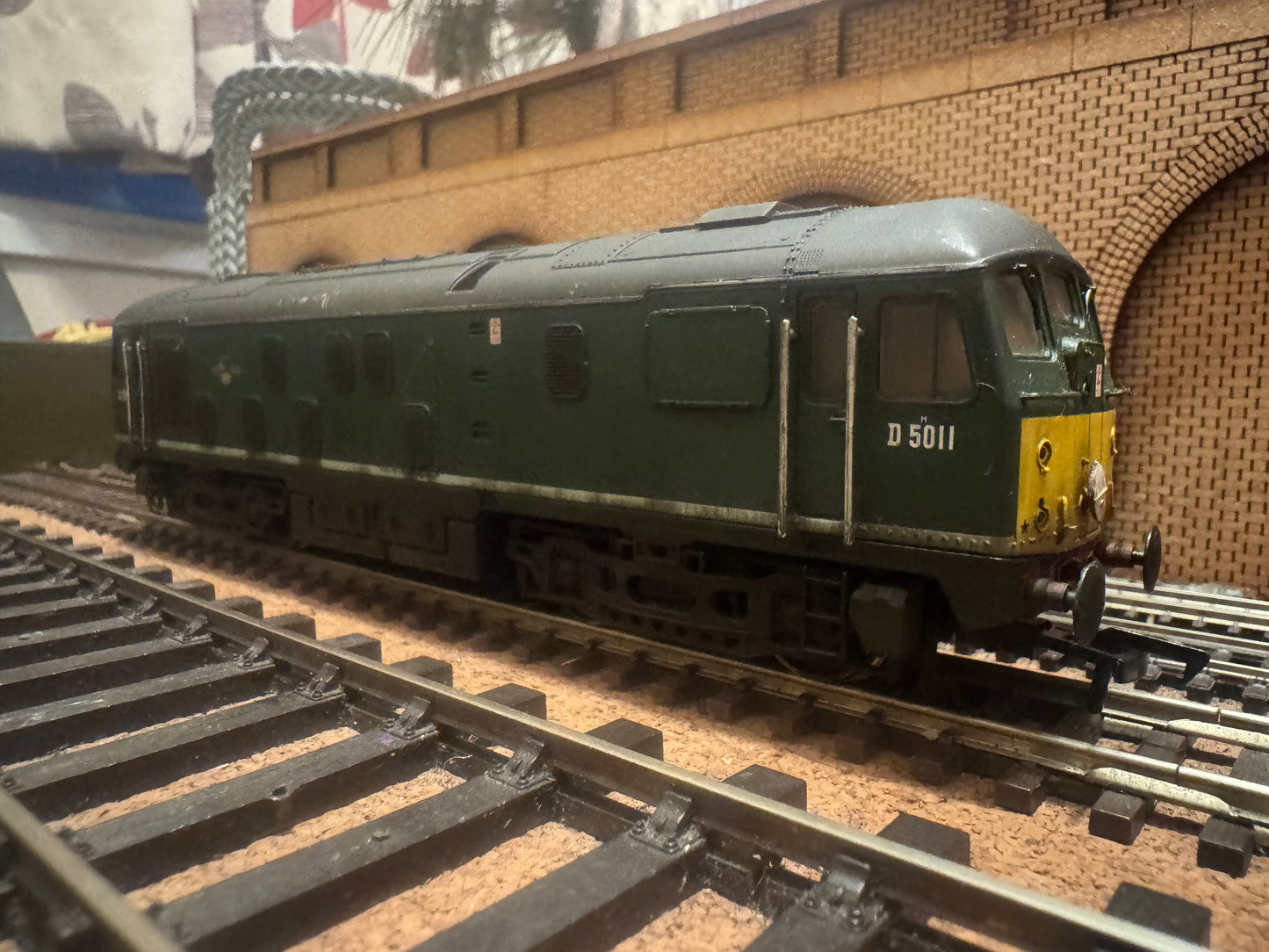Bachmann 32-429 (OO) British Railways Sulzer Type 2 [Class 24] No.D5011 in Weathered BR Green and Small Yellow End. DCC Ready. 