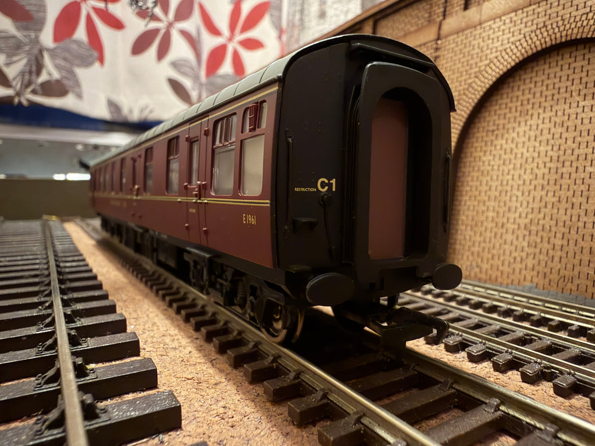 Bachmann 39-101A (OO) British Railways MK1 Restaurant Car No.E1961 in BR Maroon 