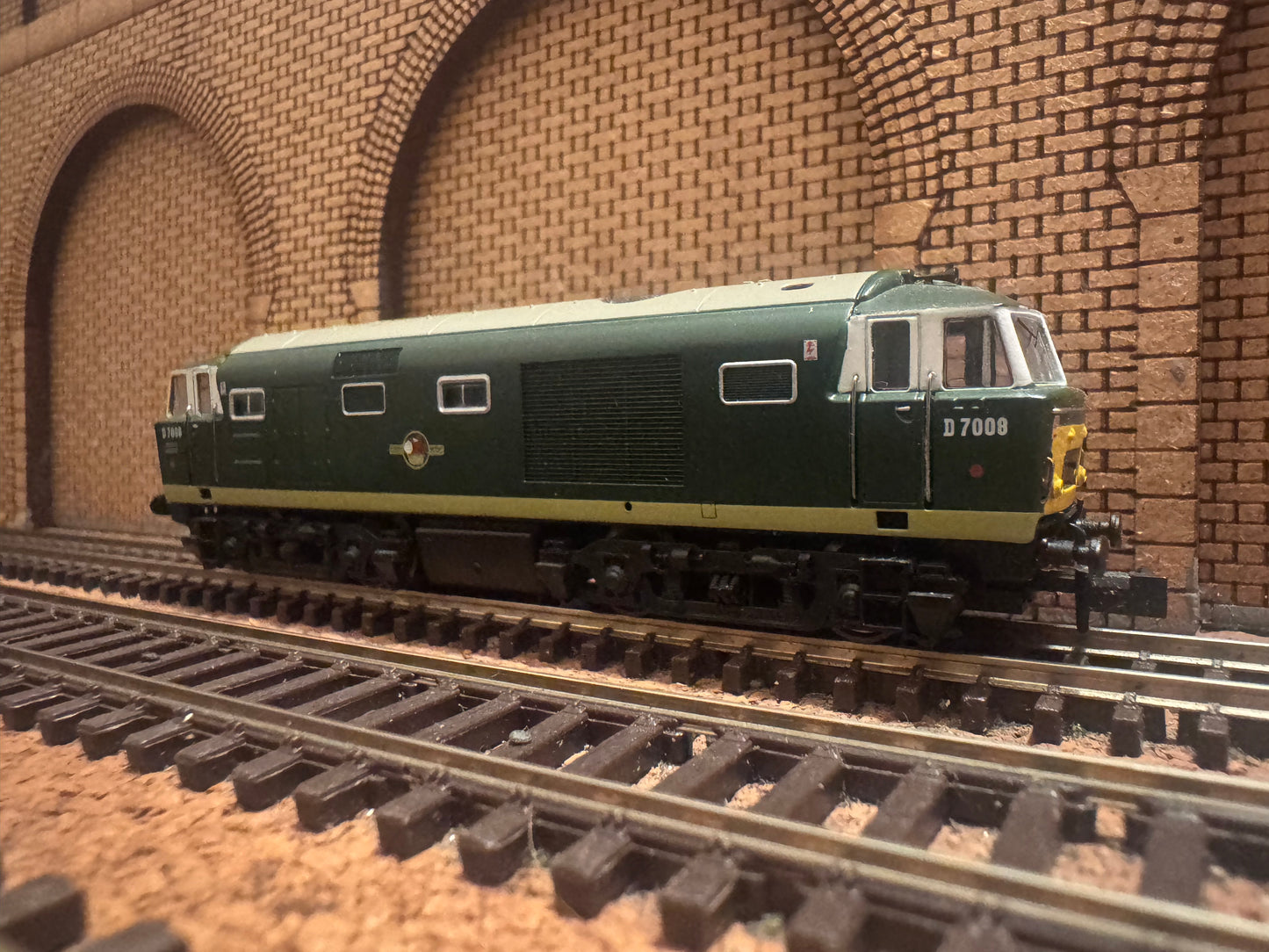Dapol ND-084B (N-Gauge) British Railways, Bayer Peacock Type 3 ‘Hymek’ [Class 35] No.D7008 in BR Two Tone Green. DCC Ready.